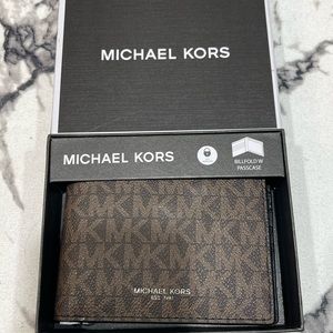 MICHAEL KORS MENS
Greyson Logo Slim Billfold Wallet
Style# 39F9LGYF5B
New W/ tag
